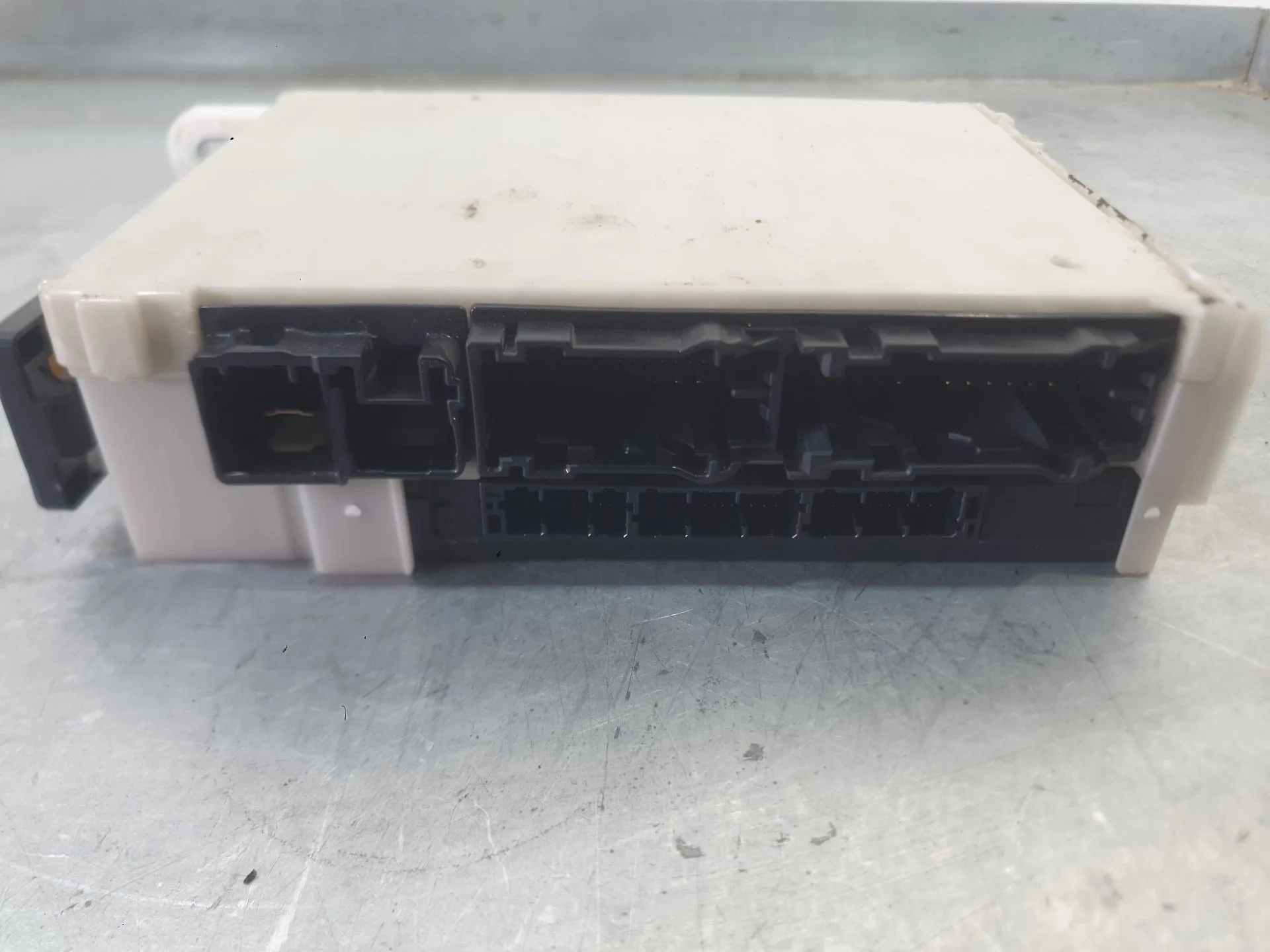 Caja Reles / Fusibles para Toyota Corolla Sedan (_E21_)