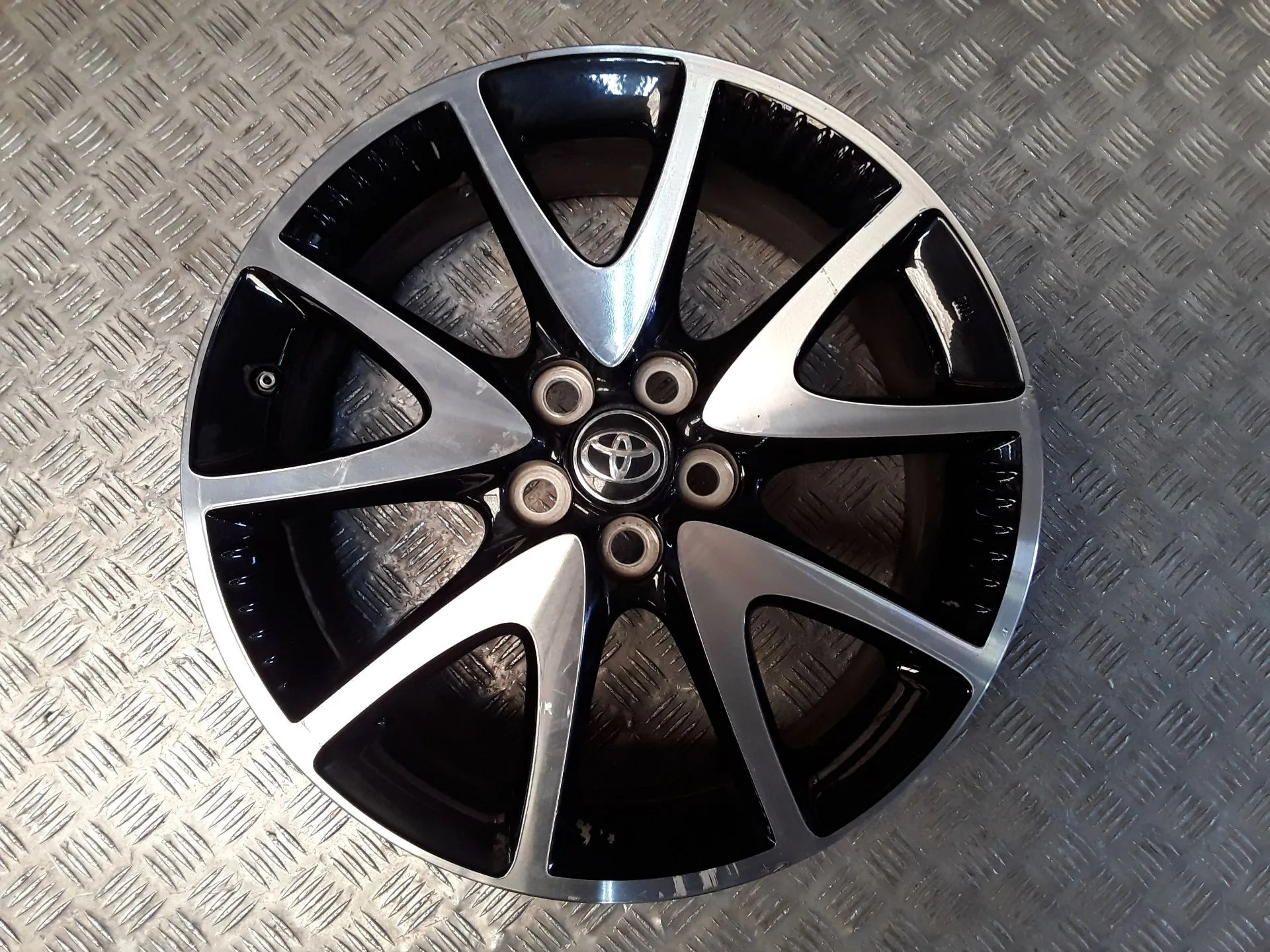 Llanta Aluminio para Toyota Yaris (_P21_, _Pa1_, _Ph1_)