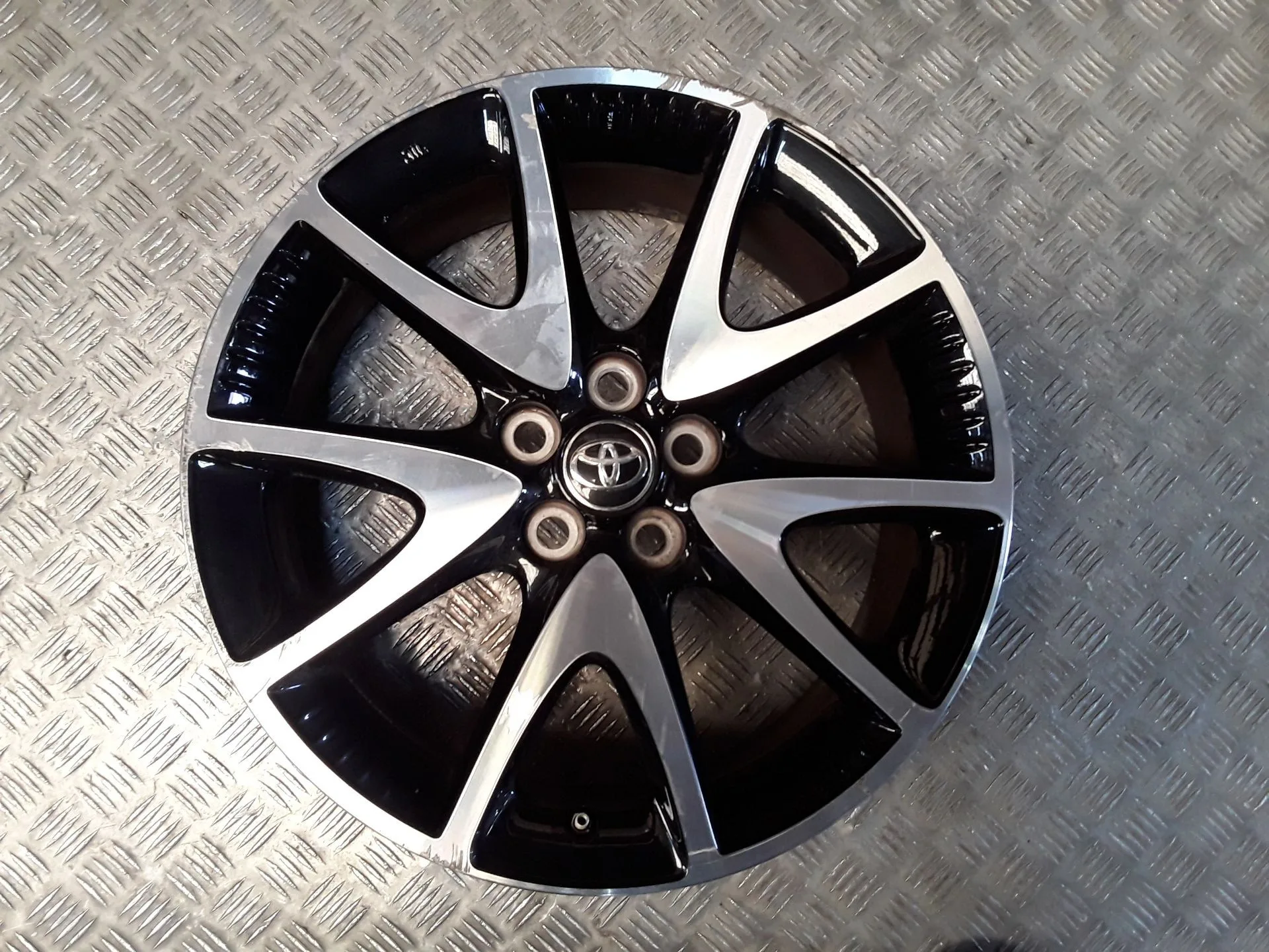 Llanta Aluminio para Toyota Yaris (_P21_, _Pa1_, _Ph1_)