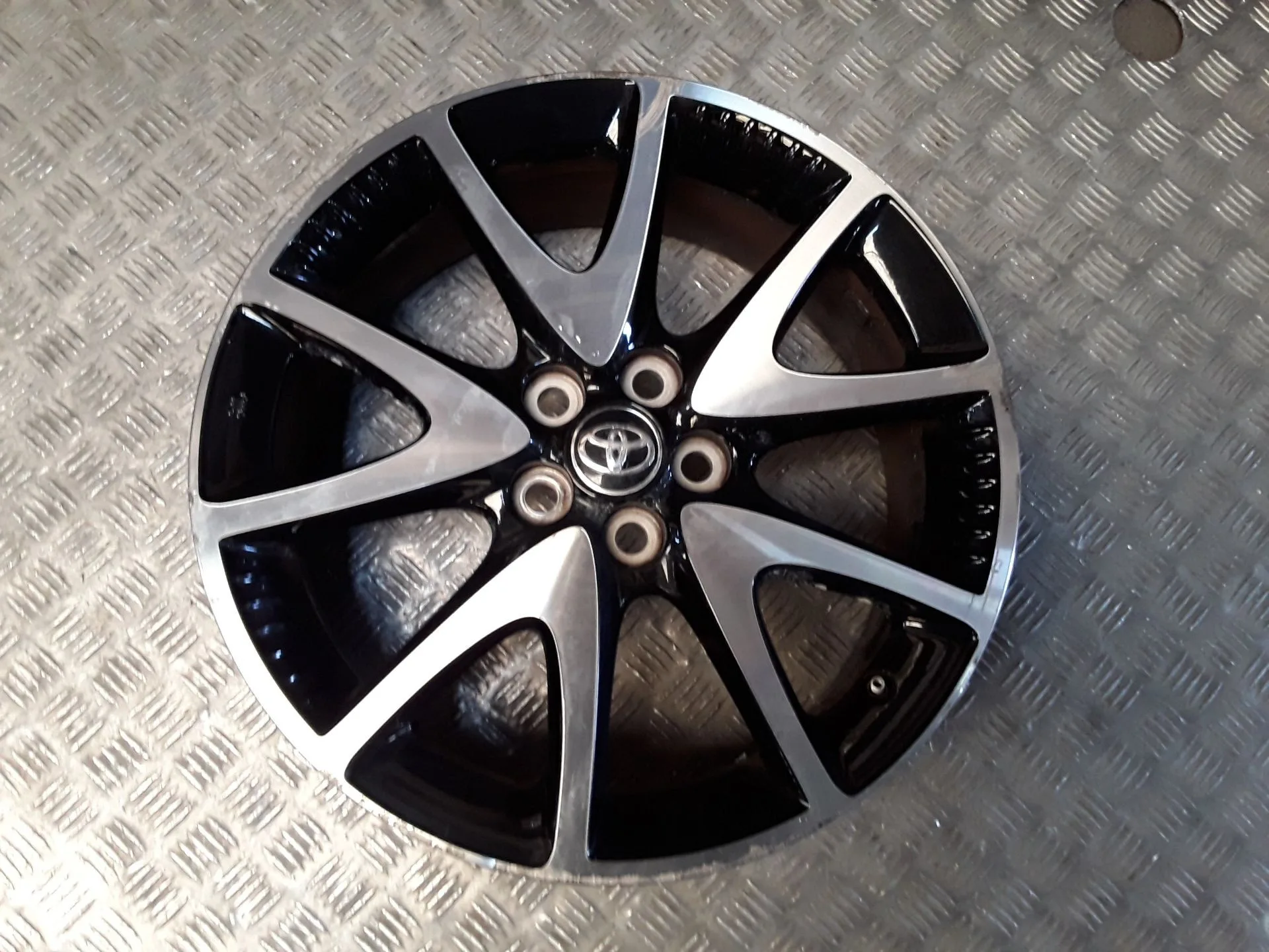 Llanta Aluminio para Toyota Yaris (_P21_, _Pa1_, _Ph1_)