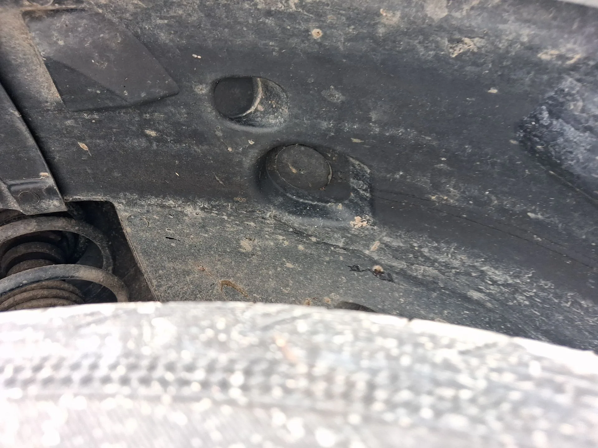 Plastico Pase Rueda Del. Izq. para Dacia Sandero Iii