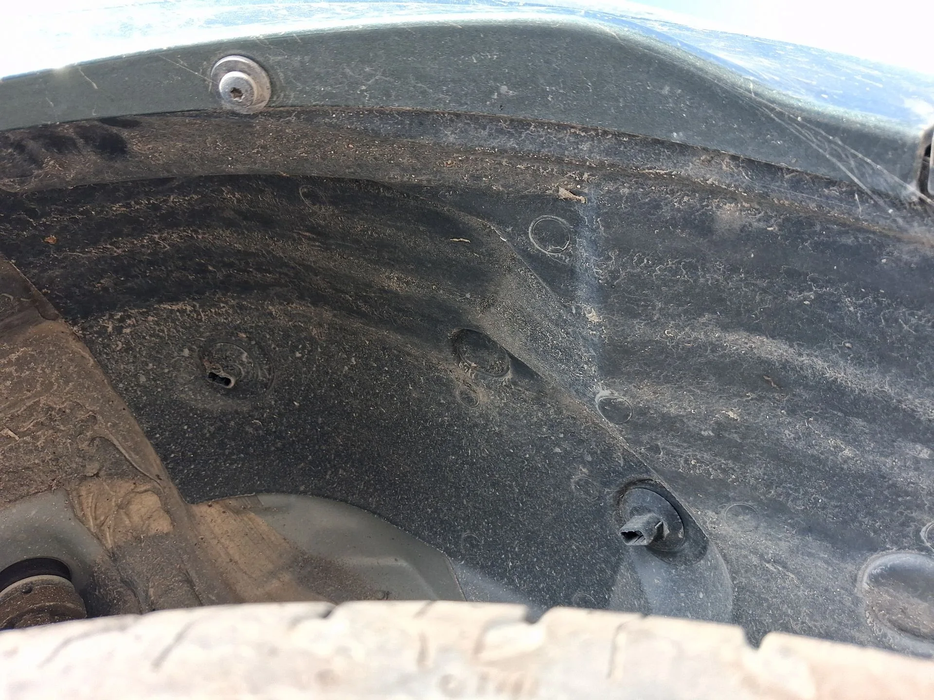 Plastico Pase Rueda Tras. Izq. para Dacia Sandero Iii