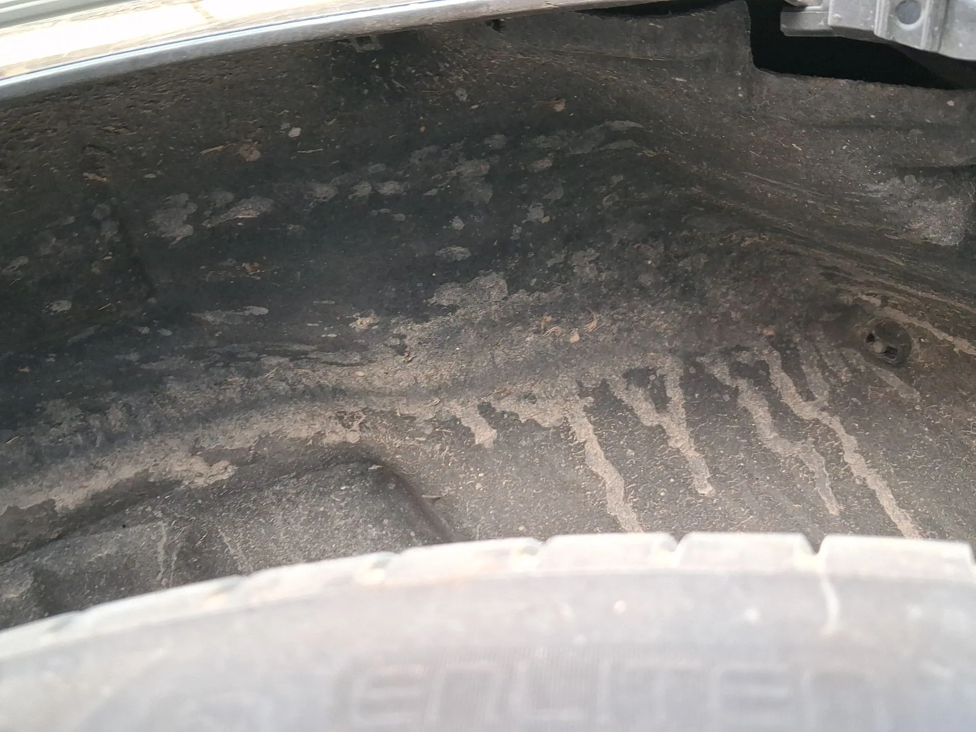 Plastico Pase Rueda Tras. Izq. para Toyota Auris (_E18_)