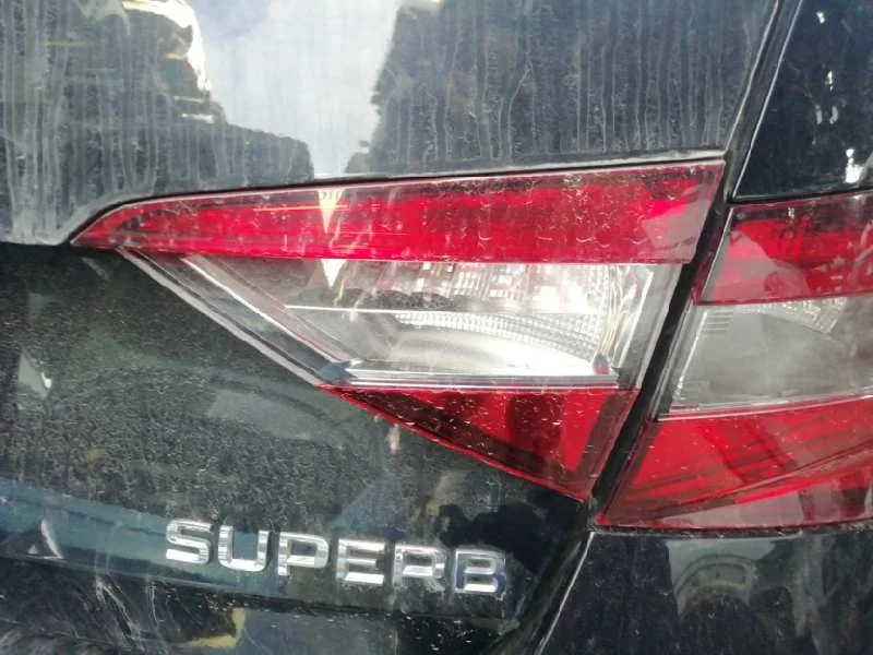 Piloto Trasero Derecho Interior para Skoda Superb (3V3)