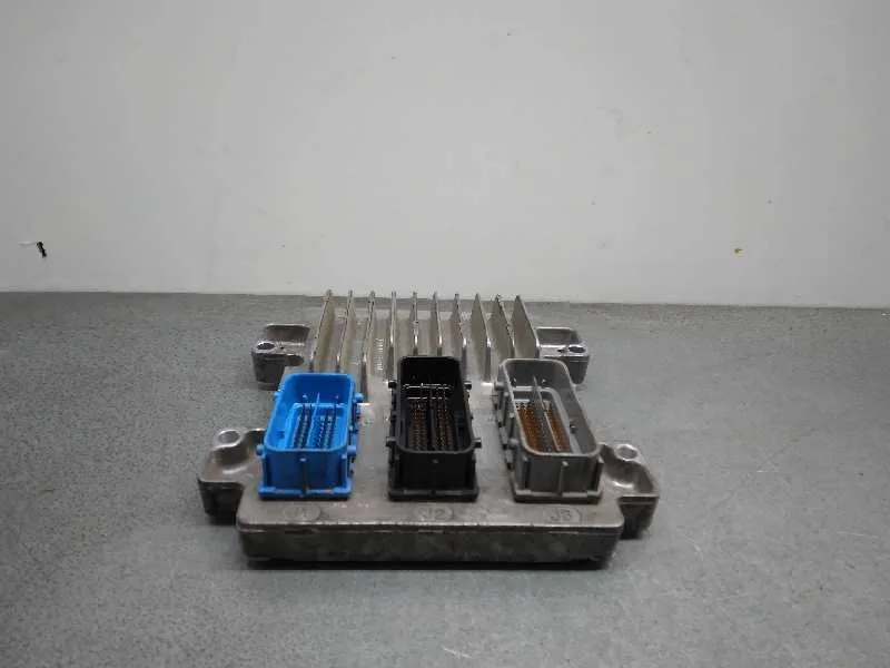 Centralita Motor Uce para Opel Astra J Lim.