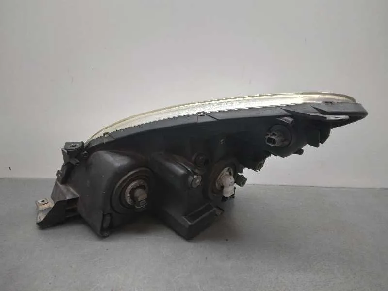 Faro Derecho para Toyota Corolla Verso (R1)