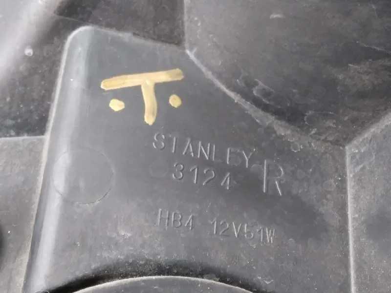 Faro Derecho para Toyota Corolla Verso (R1)