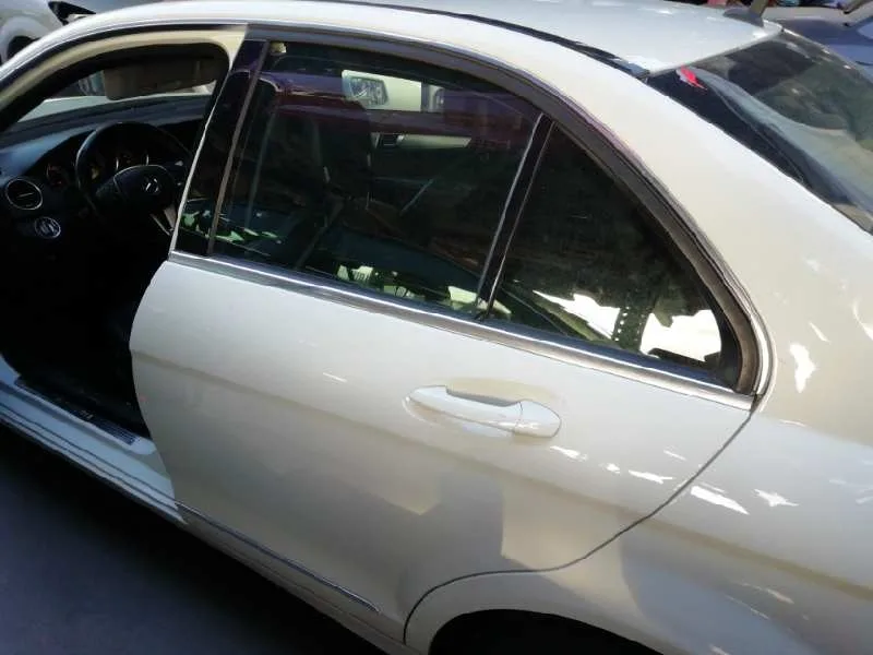 Puerta Trasera Izquierda para Mercedes-Benz Clase C (W204) Berlina