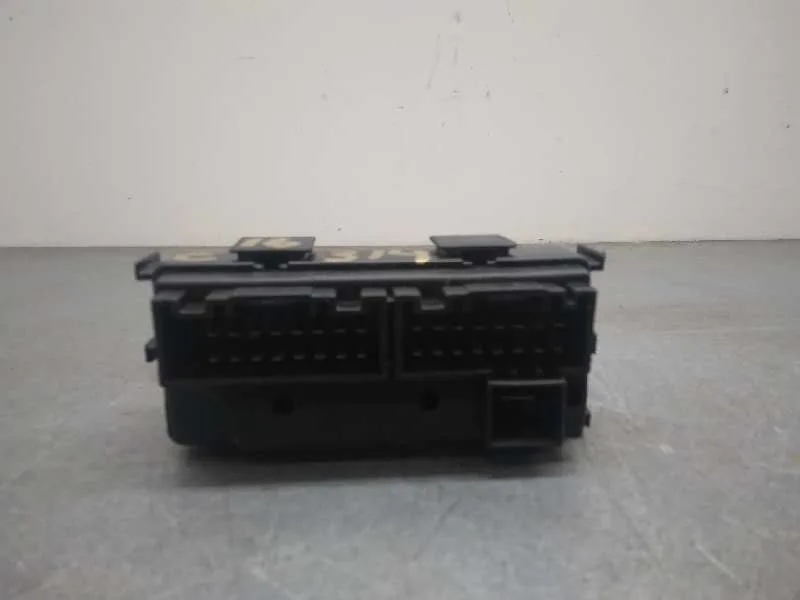 Caja Reles / Fusibles para Kia Carens ( )