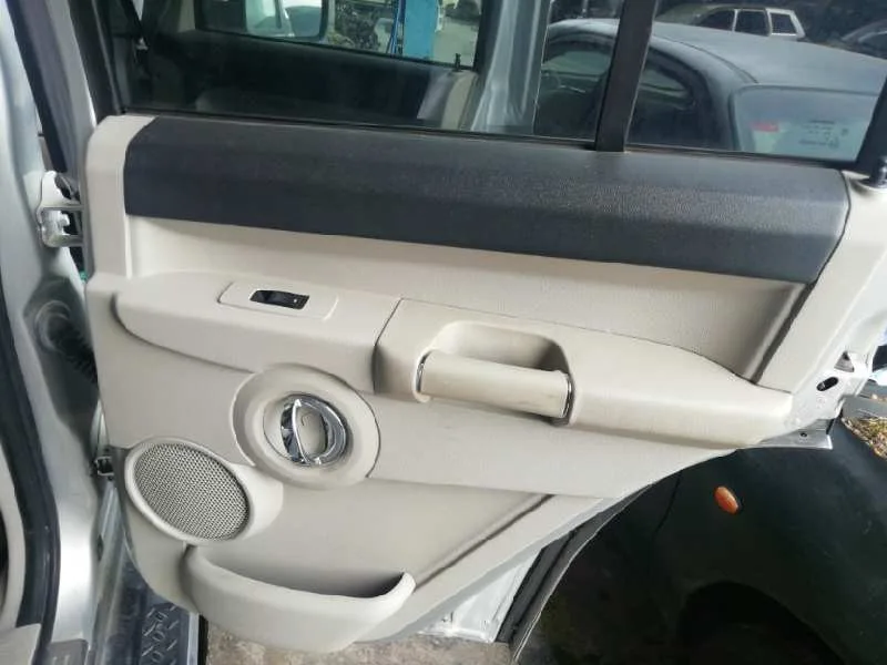 Guarnecido Puerta Trasera Derecha para Jeep Commander