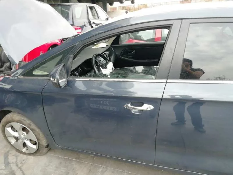 Puerta Delantera Izquierda para Kia Carens ( )
