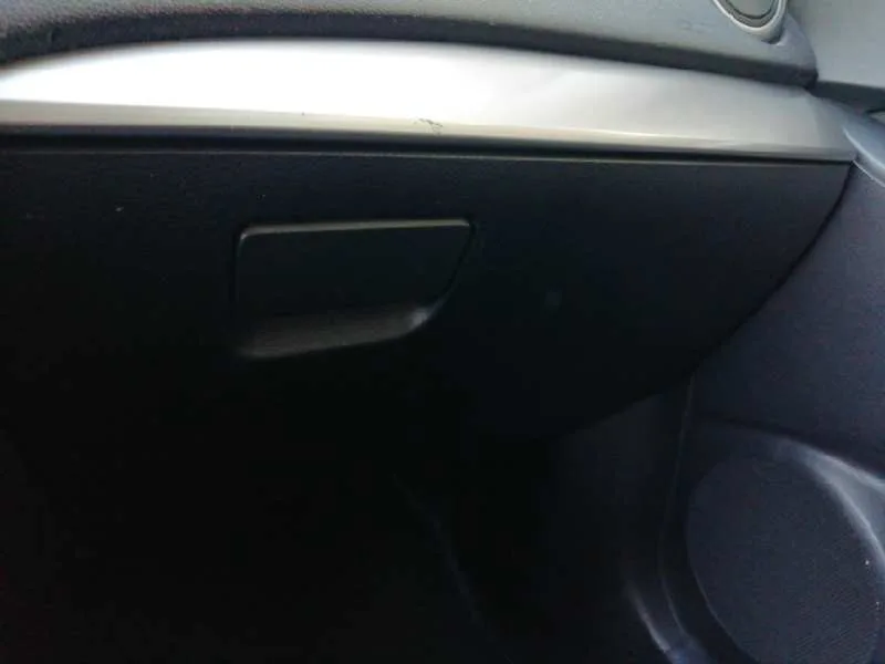 Guantera para Mazda 3 Lim. (Bl)