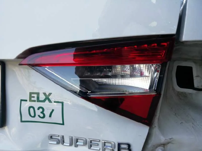 Piloto Trasero Derecho Interior para Skoda Superb (3V3)