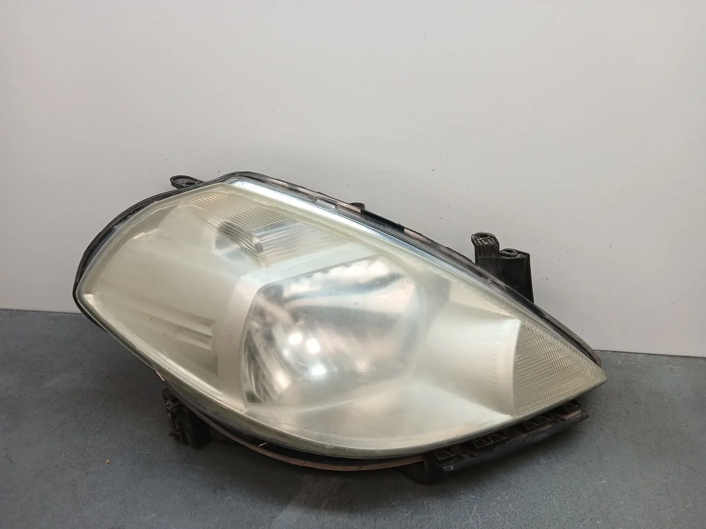 Faro Derecho para Nissan Tiida (C11X/Sc11X)