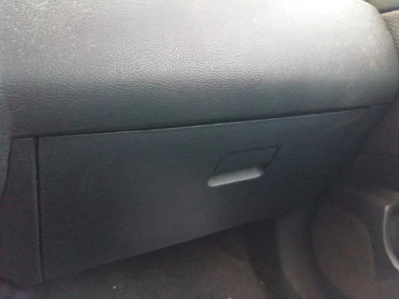 Guantera para Nissan Tiida (C11X/Sc11X)