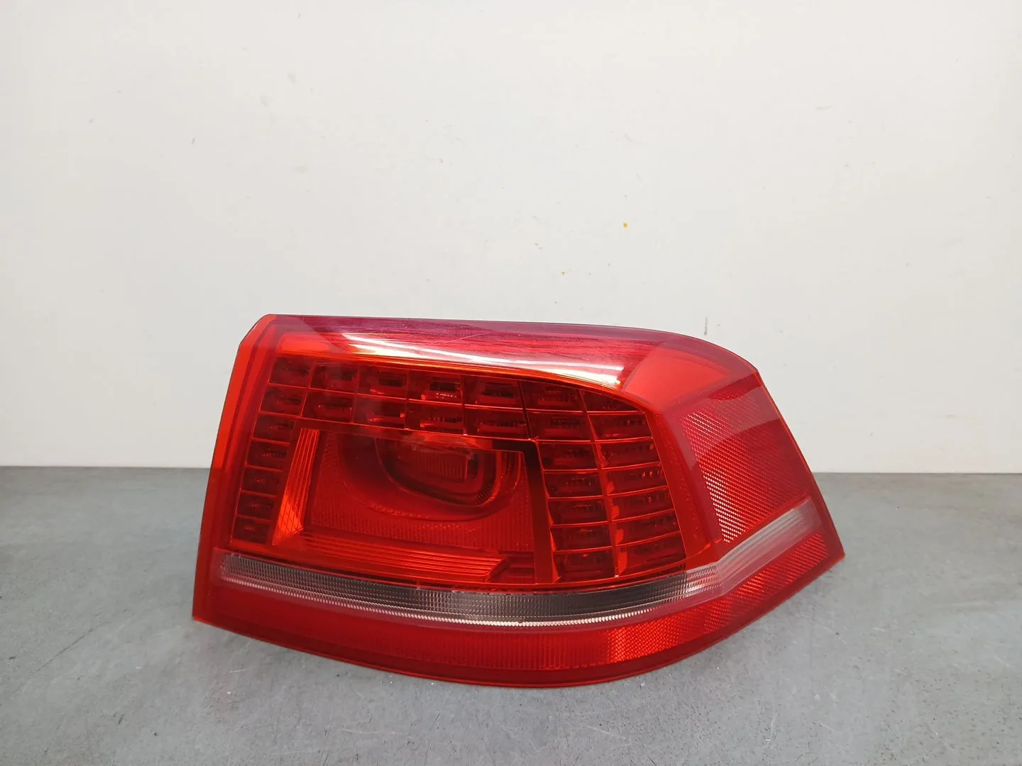 Piloto Trasero Derecho para Volkswagen Passat Lim. (362)