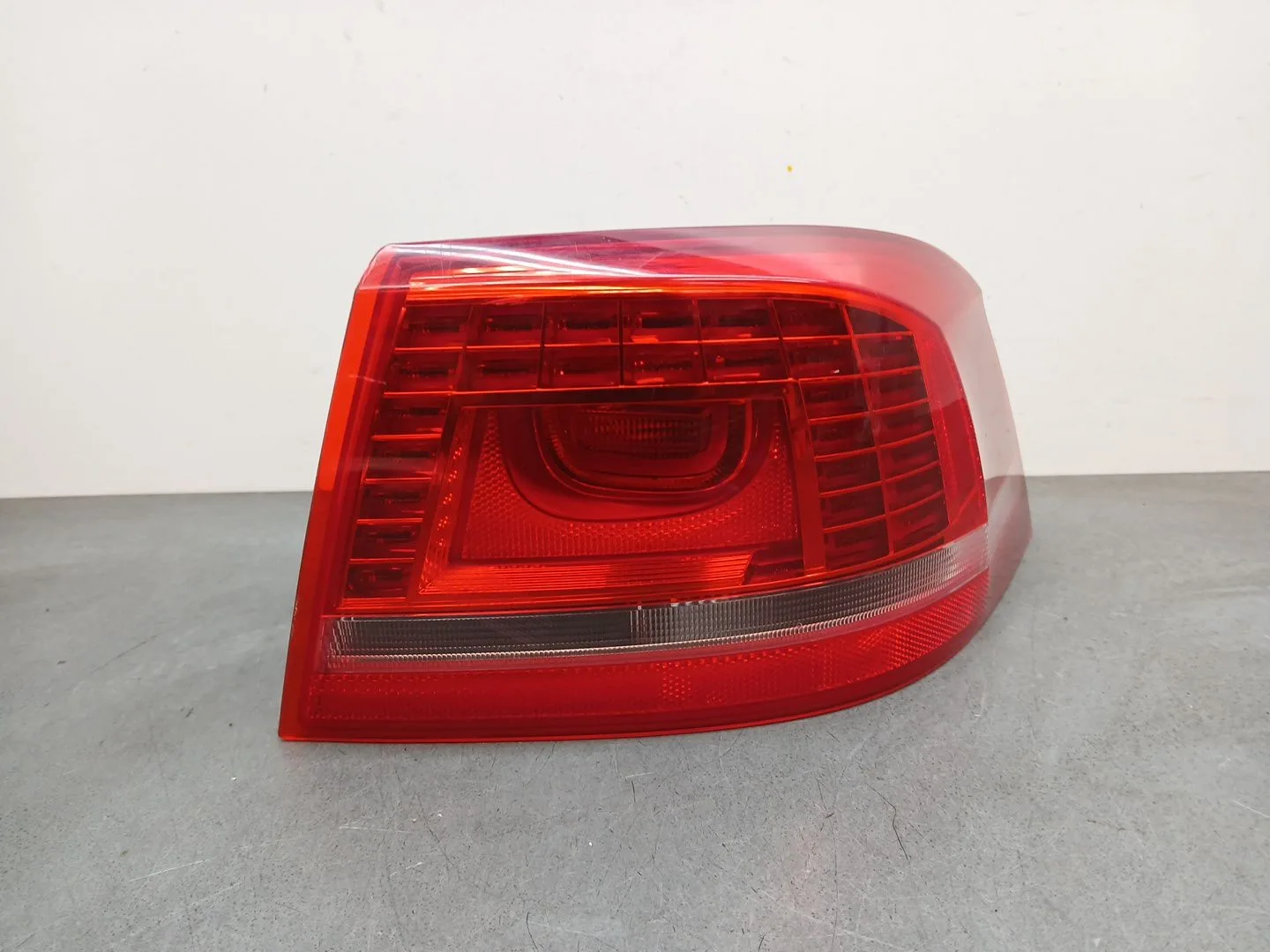 Piloto Trasero Derecho para Volkswagen Passat Lim. (362)