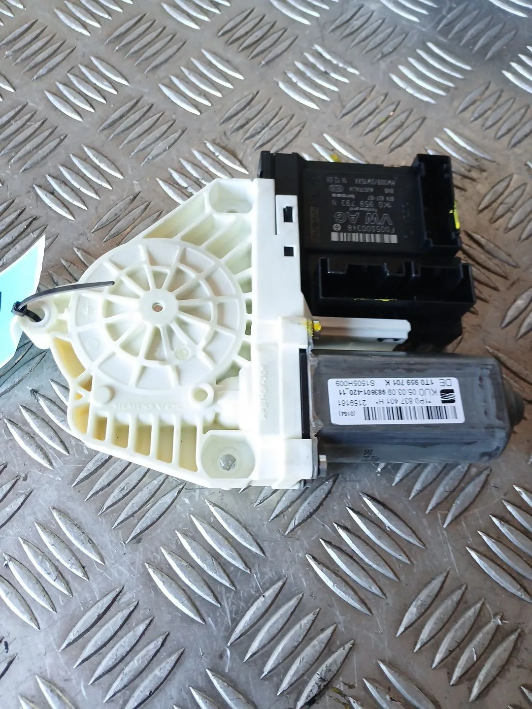 Motor Elevalunas Delantero Izquierdo para Seat Leon (1P1)