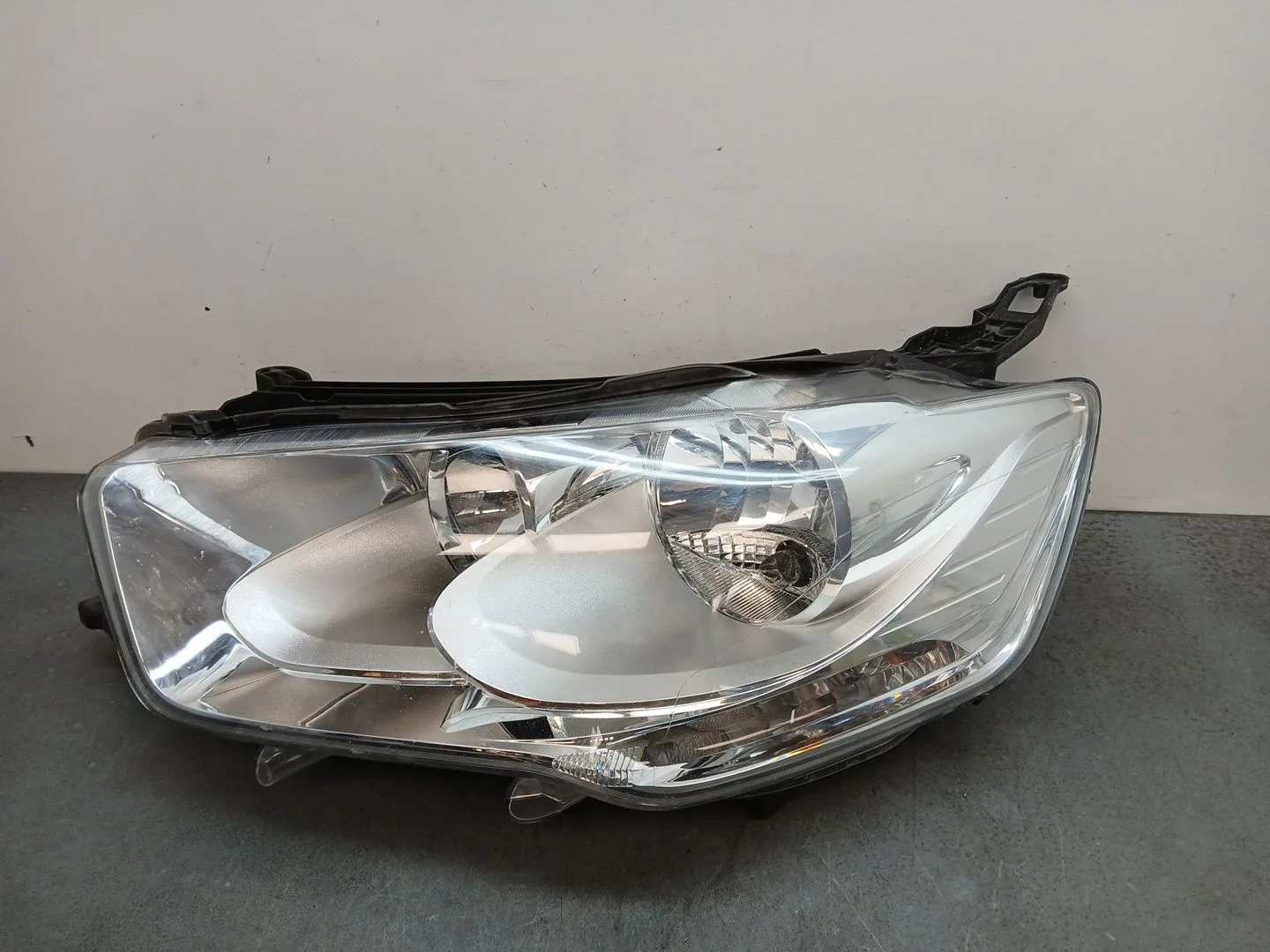 Faro Izquierdo para Citroën C-Elysee (Dd_)