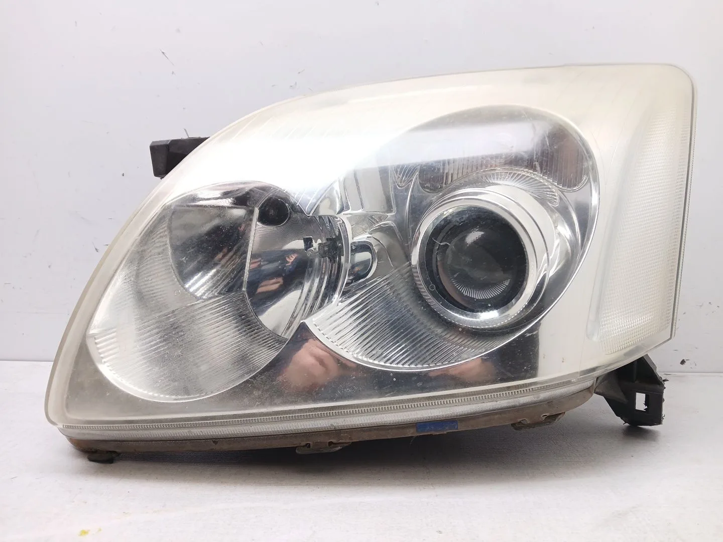 Faro Izquierdo para Toyota Avensis Sedan (_T25_)