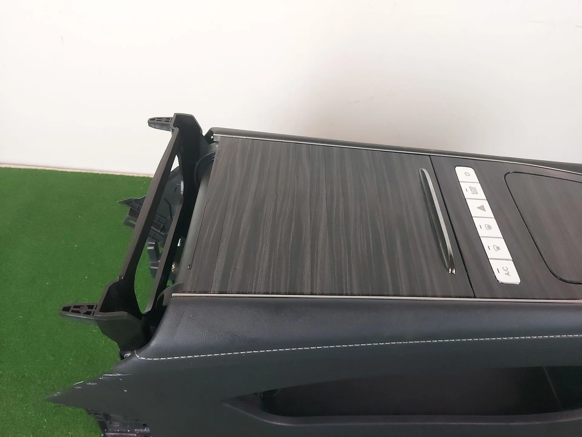Apoyabrazos Central para Omoda 5
