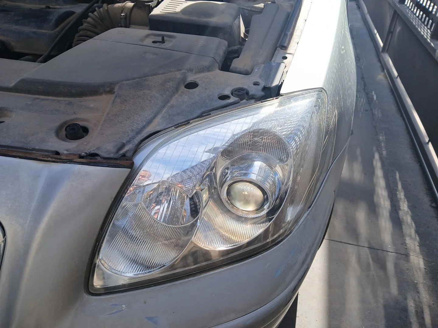 Faro Izquierdo para Toyota Avensis Sedan (_T25_)