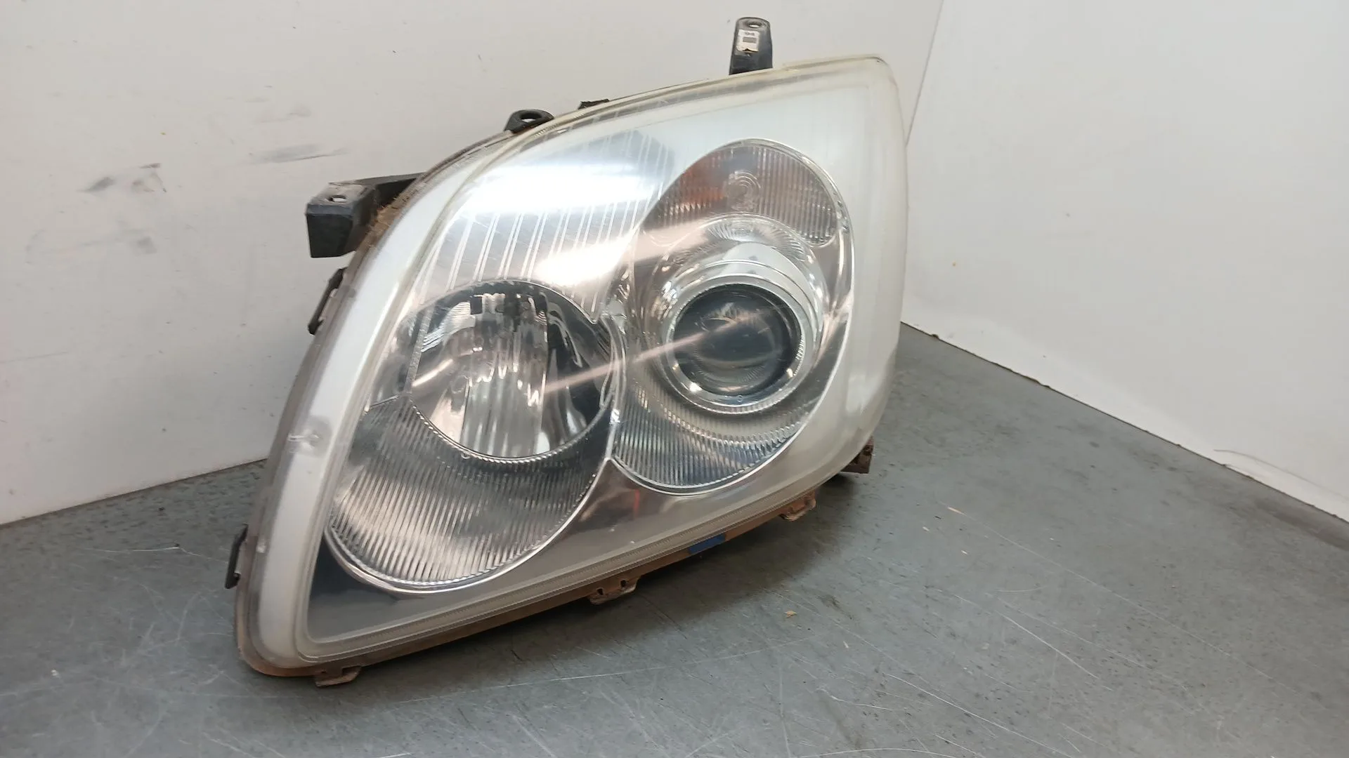 Faro Izquierdo para Toyota Avensis Sedan (_T25_)