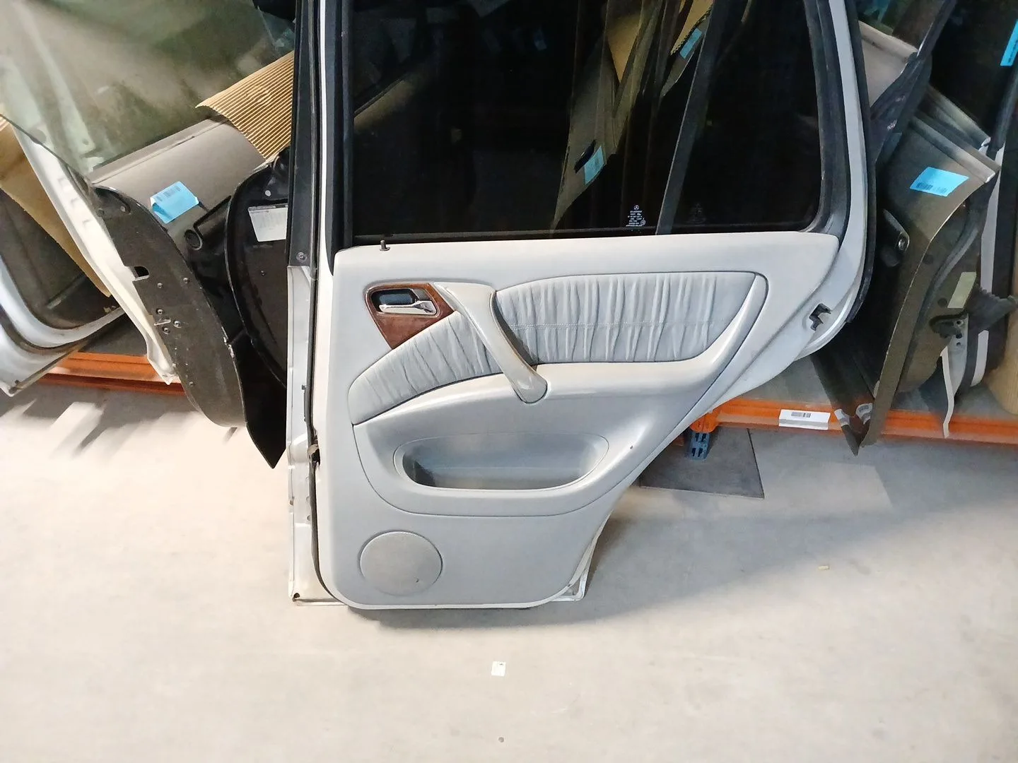 Puerta Trasera Derecha para Mercedes-Benz Clase M (W163)