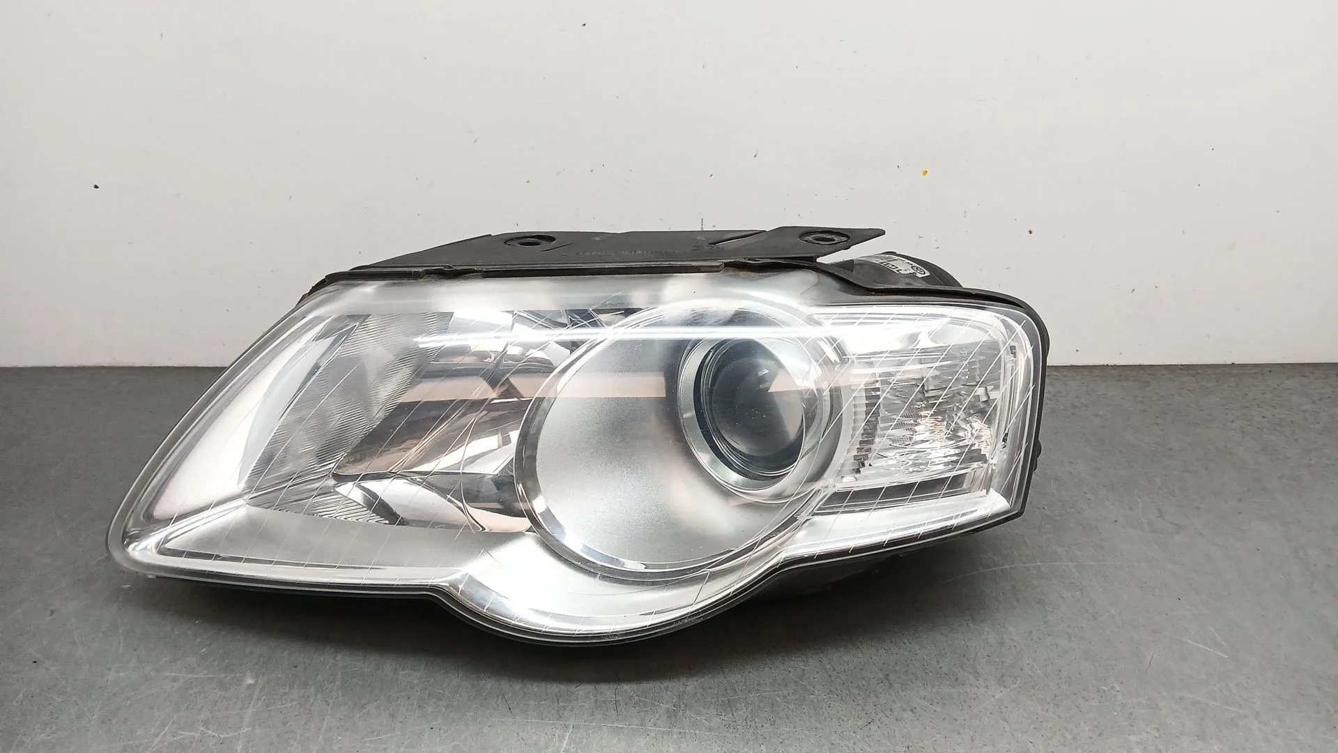Faro Izquierdo para Volkswagen Passat B6 (3C2)