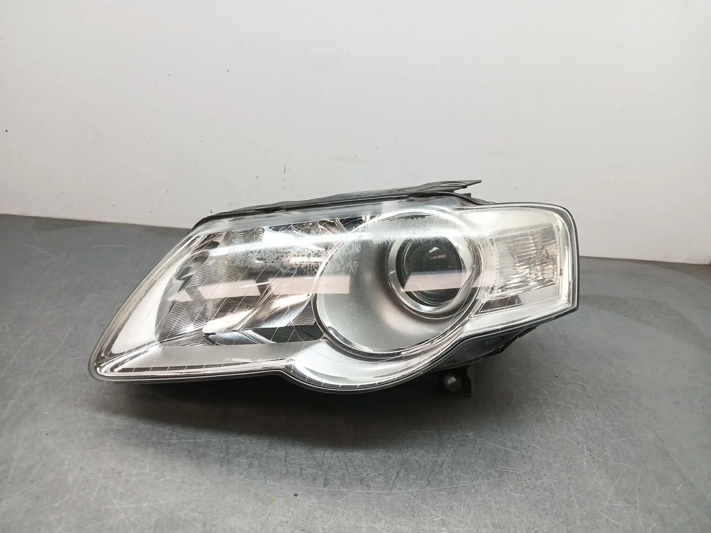 Faro Izquierdo para Volkswagen Passat B6 (3C2)