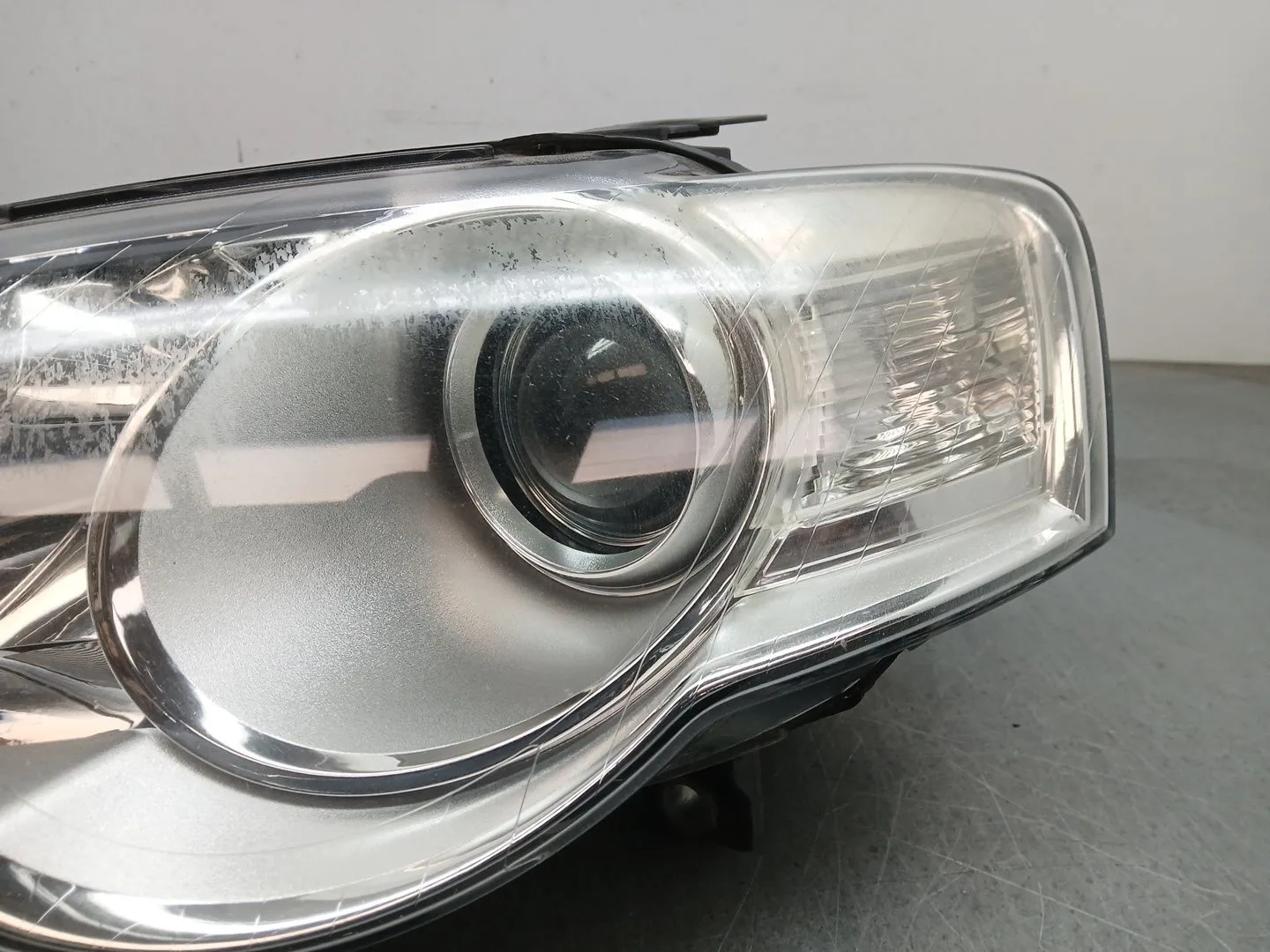 Faro Izquierdo para Volkswagen Passat B6 (3C2)