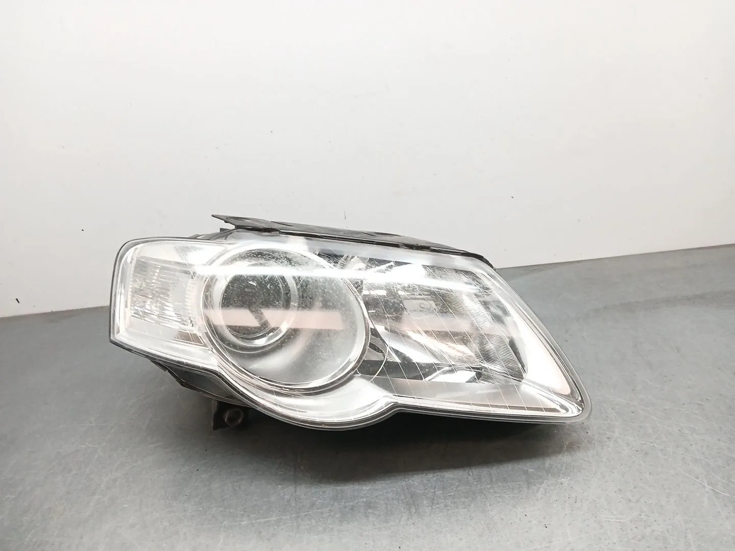 Faro Derecho para Volkswagen Passat B6 (3C2)