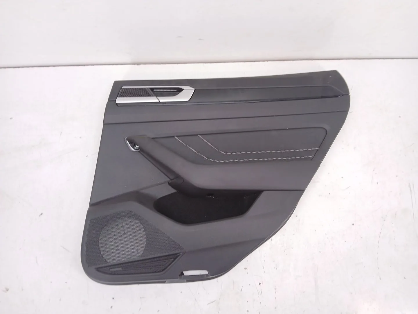 Guarnecido Puerta Trasera Derecha para Volkswagen Arteon (3H8)
