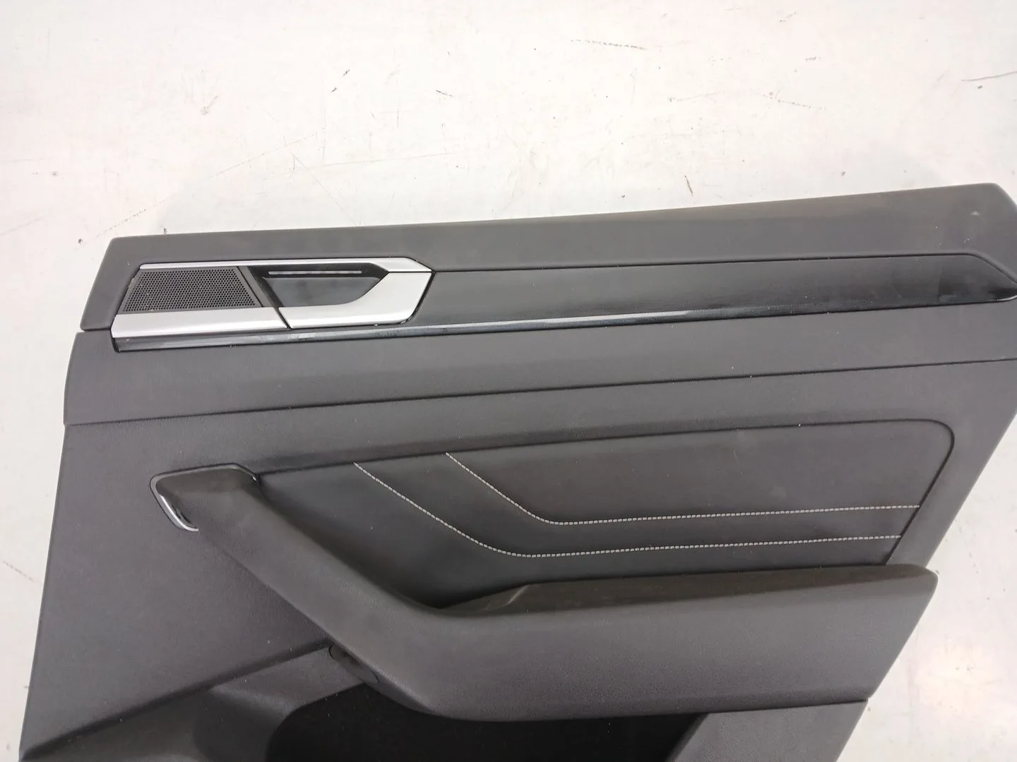 Guarnecido Puerta Trasera Derecha para Volkswagen Arteon (3H8)
