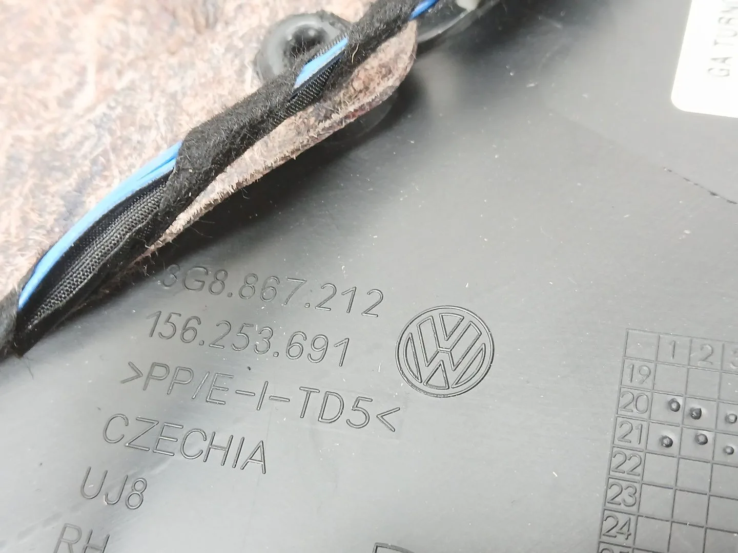 Guarnecido Puerta Trasera Derecha para Volkswagen Arteon (3H8)