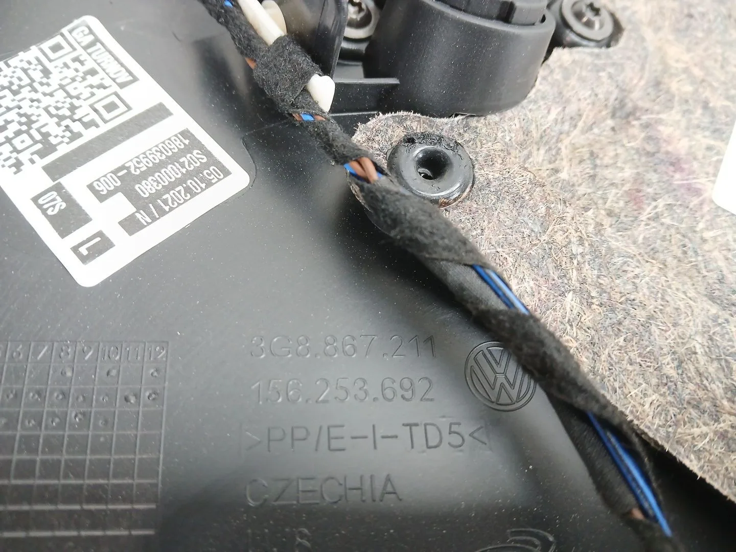 Guarnecido Puerta Trasera Izquierda para Volkswagen Arteon (3H8)