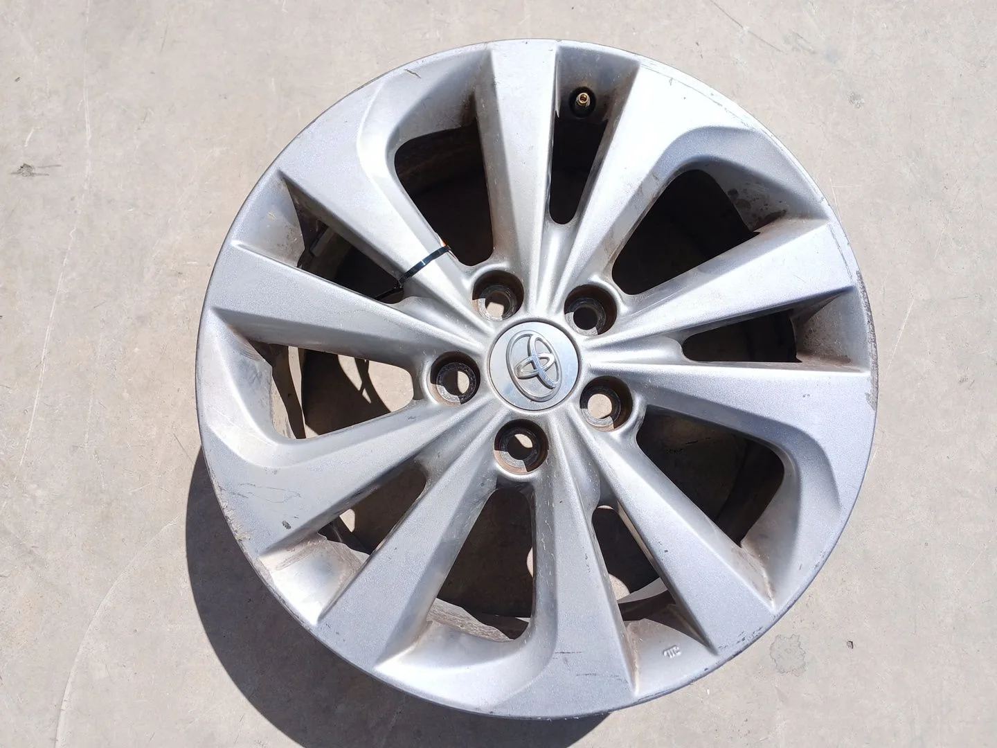 Llanta para Toyota Auris Touring Sports (E18)