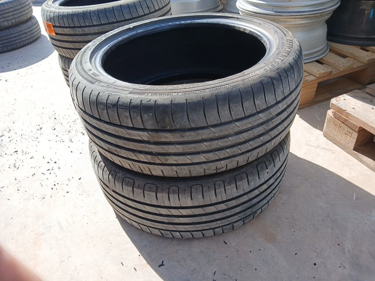 Neumatico para Toyota Auris (_E15_)