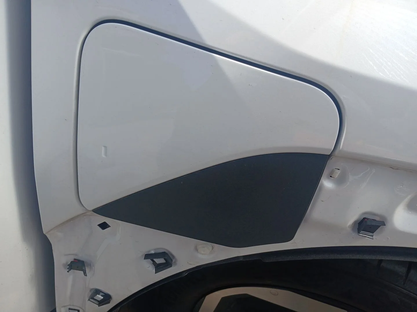 Tapa Exterior Combustible para Kia Ev3