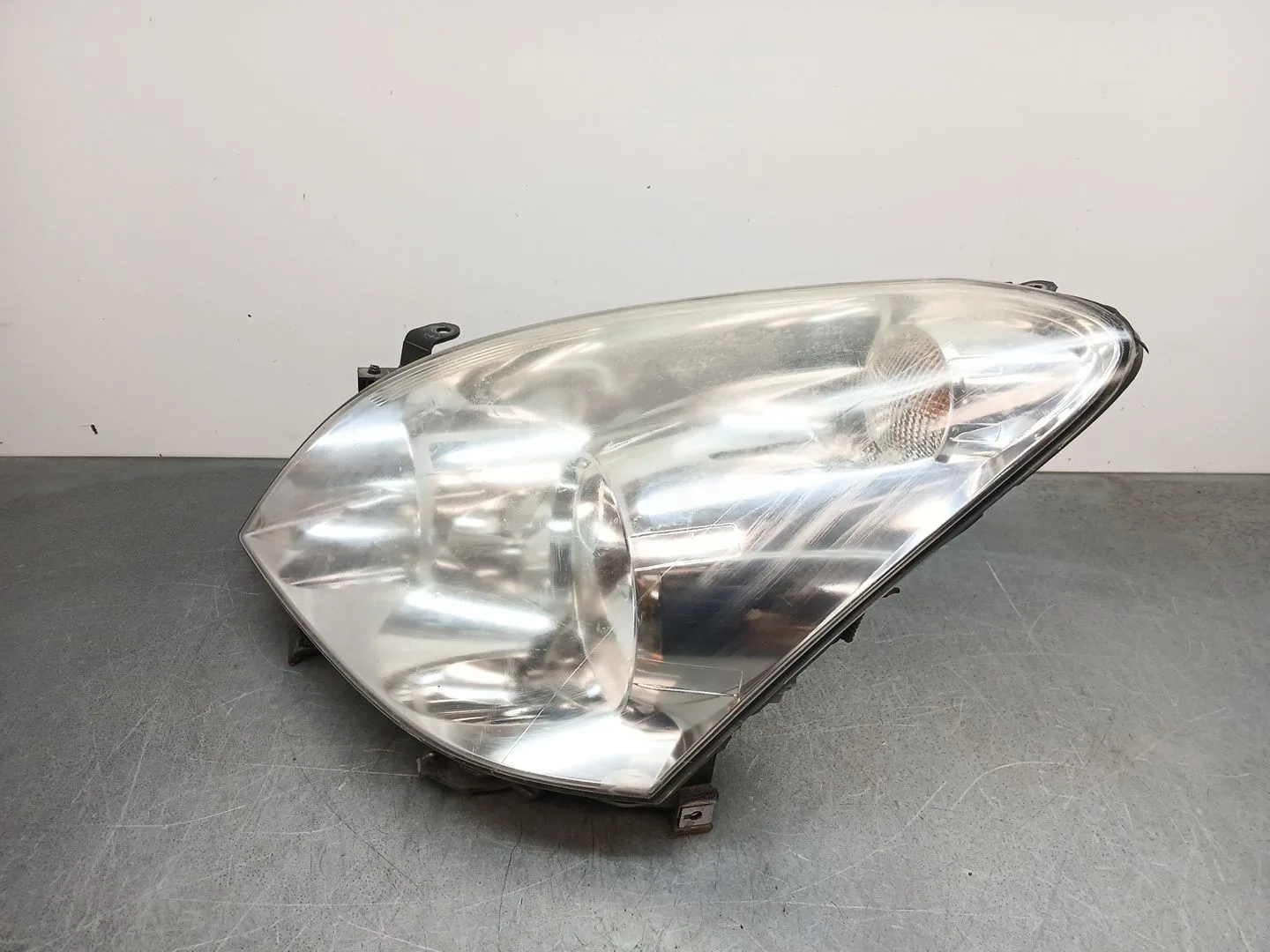 Faro Izquierdo para Toyota Corolla Verso (Zer_, Zze12_, R1_)