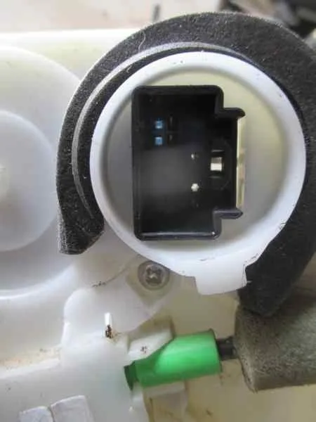 Cerradura Puerta Trasera Izquierda para Mazda 3 Lim. (Bl)