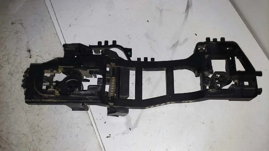 Maneta Exterior Delantera Izquierda para Ford Focus Berlina (Cap)