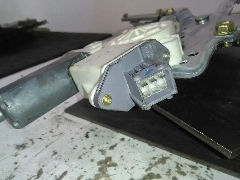 Elevalunas Delantero Derecho para Toyota Avensis Berlina (T25)