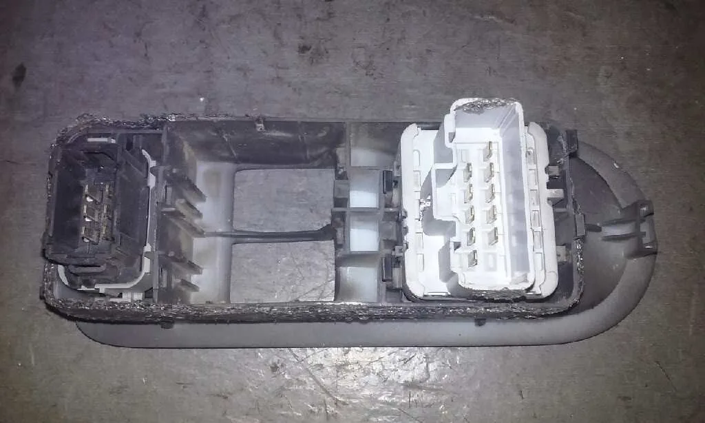 Mando Elevalunas Delantero Izquierdo para Renault Megane Ii Classic Berlina