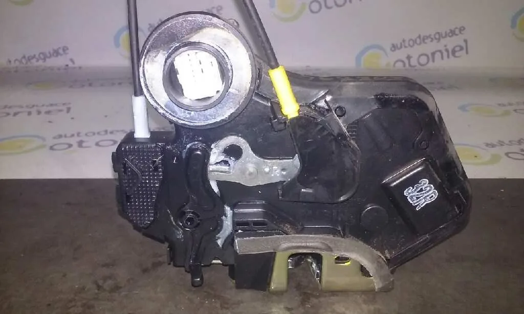 Cerradura Puerta Trasera Derecha para Toyota Corolla (E12)
