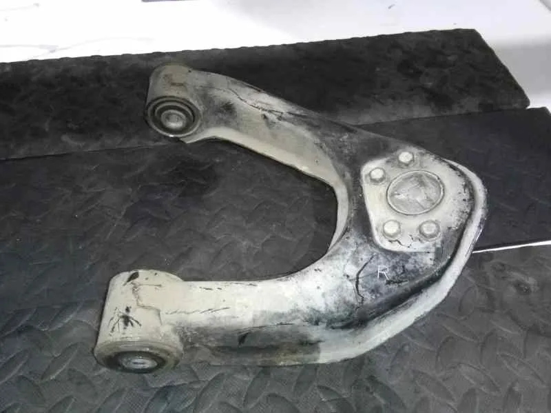Brazo Suspension Superior Delantero Derecho para Nissan Cabstar