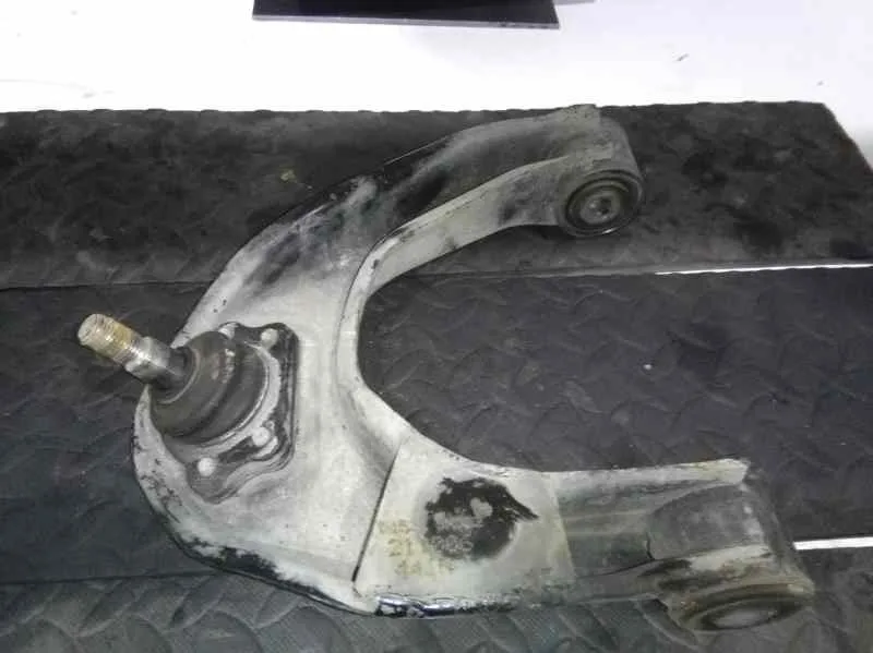 Brazo Suspension Superior Delantero Derecho para Nissan Cabstar