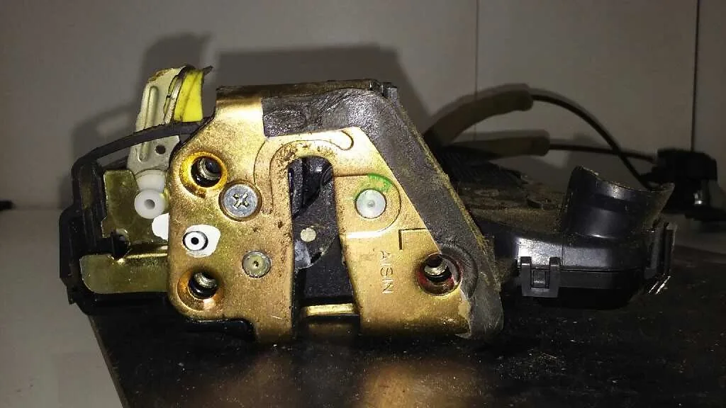 Cerradura Puerta Delantera Izquierda para Toyota Corolla (E12)