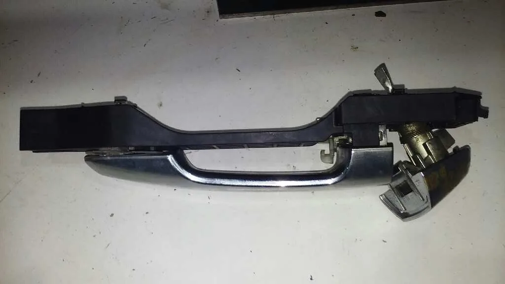 Maneta Exterior Delantera Izquierda para Mitsubishi L 200 (Ka0/Kb0)