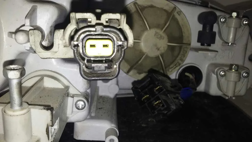 Faro Izquierdo para Mazda 626 Berlina (Ge)
